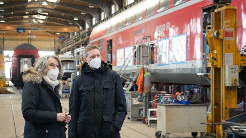 VBB-Chefin Susanne Henckel mit Carsten Moll von DB Regio stehen im Bahn-Werk in Wittenberge