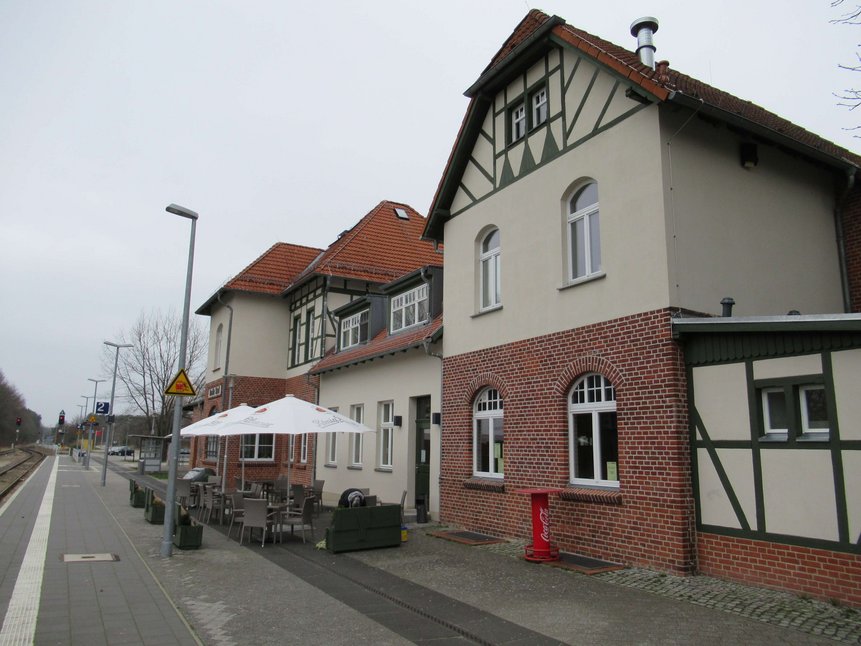 Das sanierte Bahnhofsgebäude der Station Beelitz Stadt im Jahr 2019. Ansicht vom Bahnsteig.