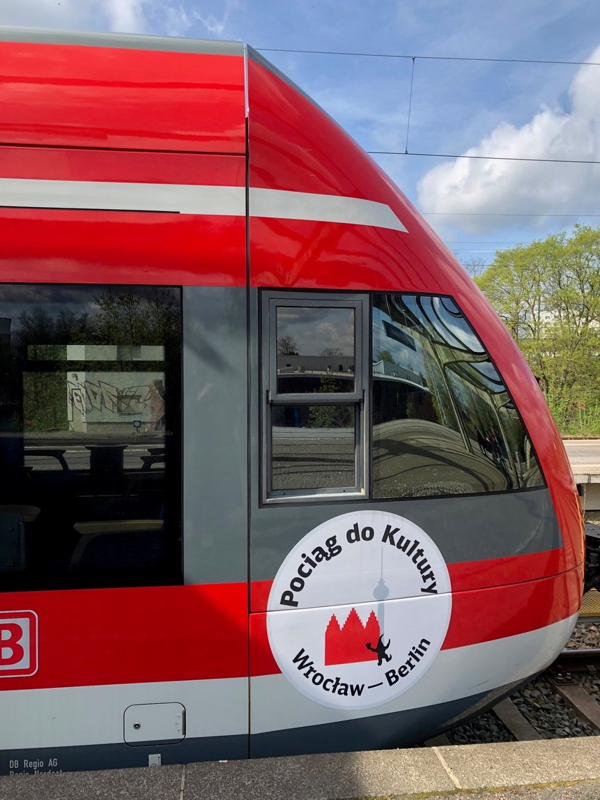 Roter Zug mit neuer runden Beklebung an der Zugspitze (auf polnisch)