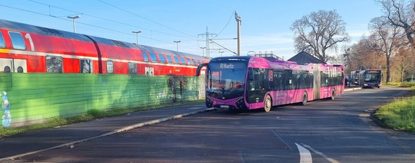 Bus des Schienenersatzverkehrs am Bahnhof Wustermark