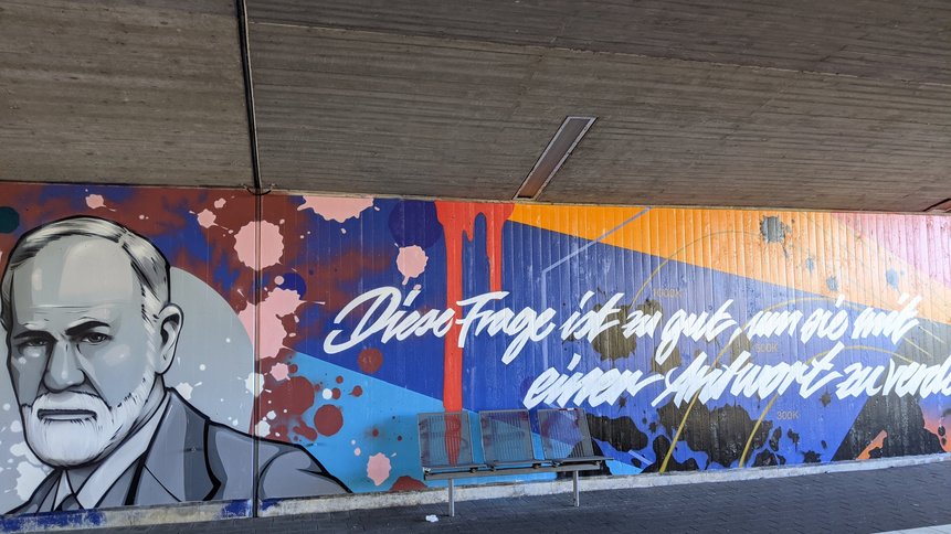 Graffiti-Wandgestaltung unter einer Brücke am Golmer Bahnhof. Sigmund Freud mit seiner Aussage: "Diese Frage ist zu gut, um sie mit einer Antwort zu verderben!"