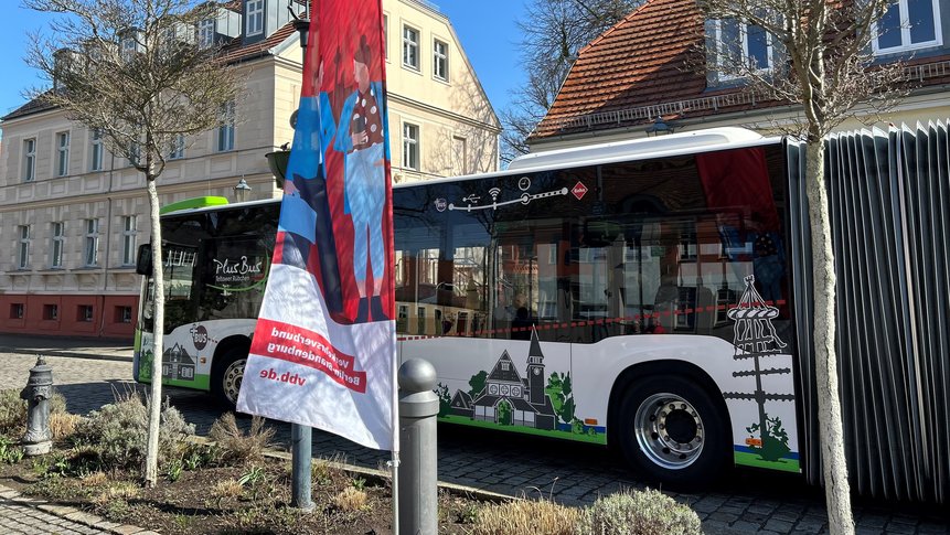 Seitenansicht PlusBus-Linie 621 mit VBB-Flagge im Vordergrund