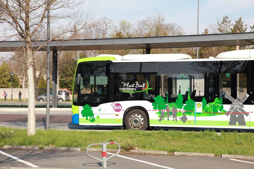 Der PlusBus Hoher Fläming bei einer Fahrt.