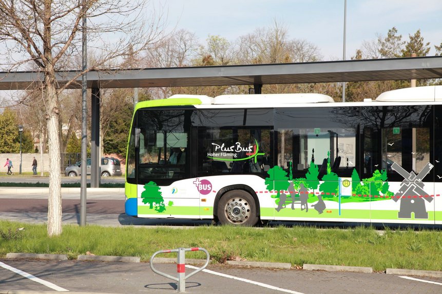 Der PlusBus Hoher Fläming bei einer Fahrt.