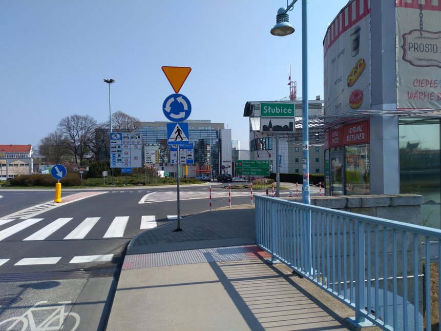 Ausflugsziel Polen Slubice Slubice von der Oderbrücke aus fotografiert. Einfahrt in einen Kreisverkehr.