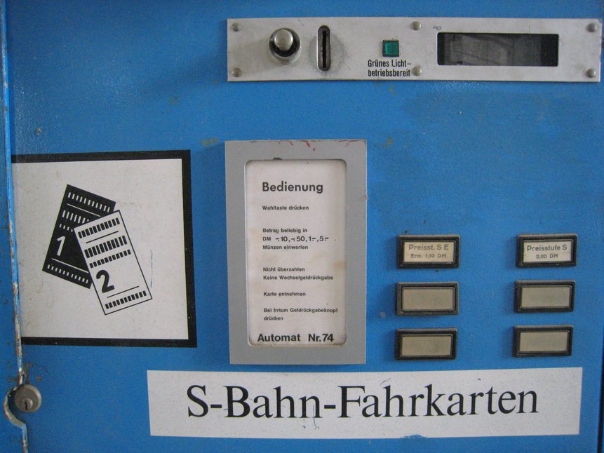 Das Foto zeigt einen historischen S-Bahn-Fahrkartenautomat.
