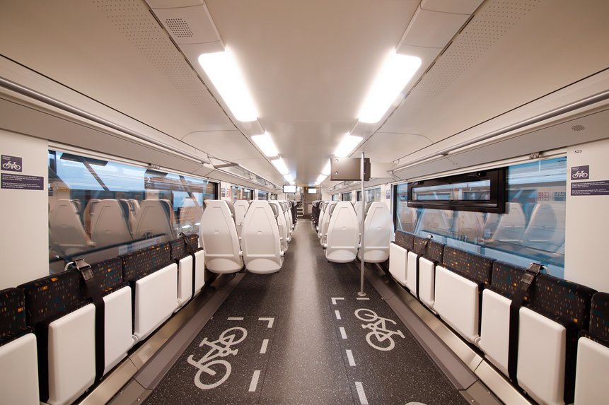 Das Foto zeigt den Fahrradabstellbereich mit Bodenmarkierungen in einem neuen Desiro HC-Zug.