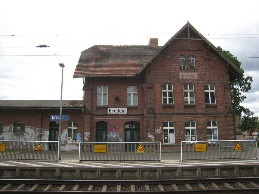 Das Foto zeigt das Gebäude des Bahnhofs Breddin.