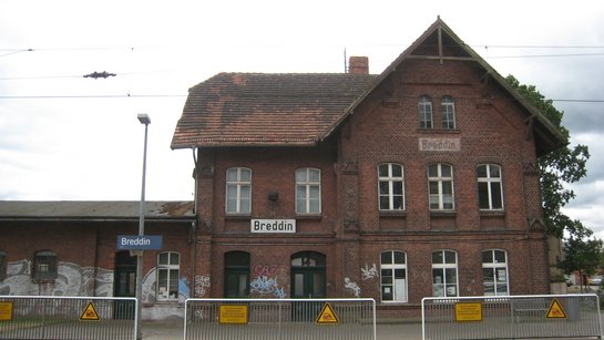 Das Foto zeigt das Gebäude des Bahnhofs Breddin.