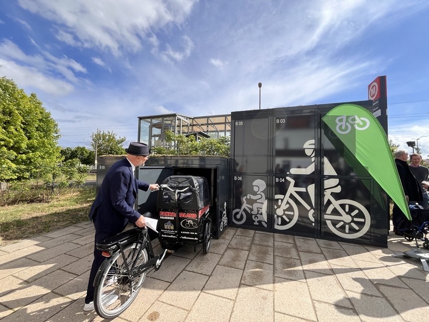 Sonderbox für Lastenräder an der VBB-Mobilstation im VBB-RadPark in Falkensee