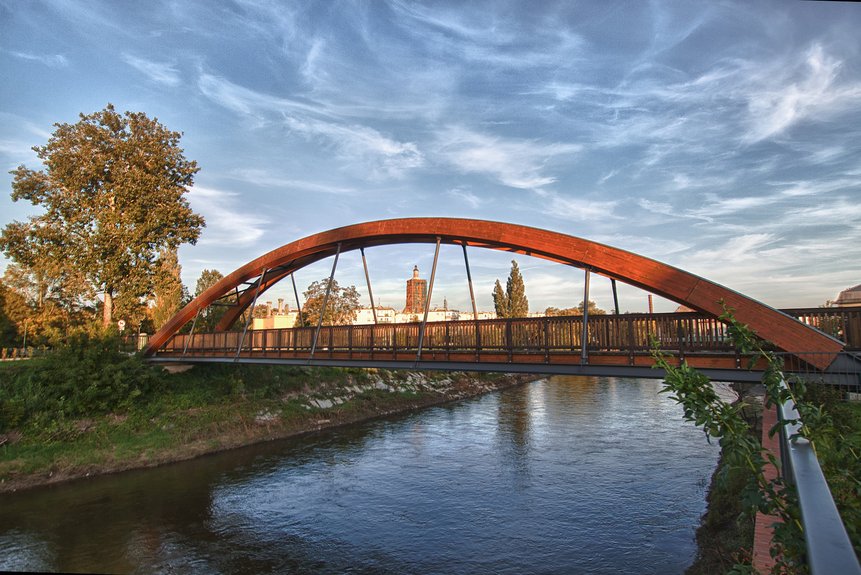 Fußgängerbrücke von der Theaterinsel nach Guben 