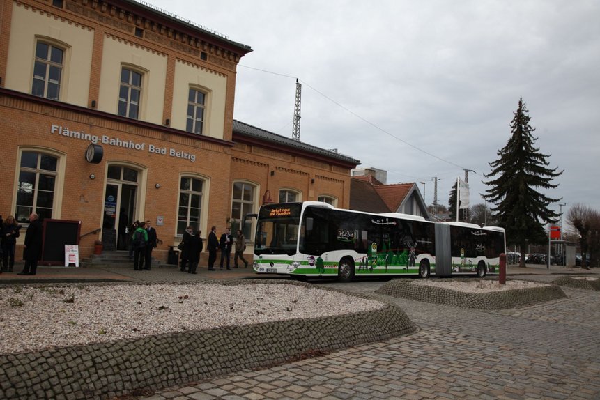 Ein PlusBus vor dem Bahnhofsgebäude von Bad Belzig