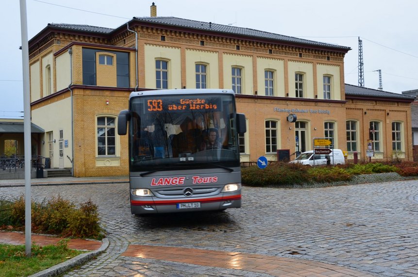 Bus der Linie 593 der Firma Lange Tours vor dem sanierten Bahnhofsgebäude in Bad Belzig
