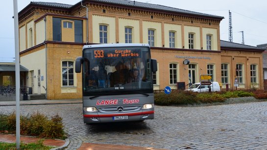 Bus der Linie 593 der Firma Lange Tours vor dem sanierten Bahnhofsgebäude in Bad Belzig