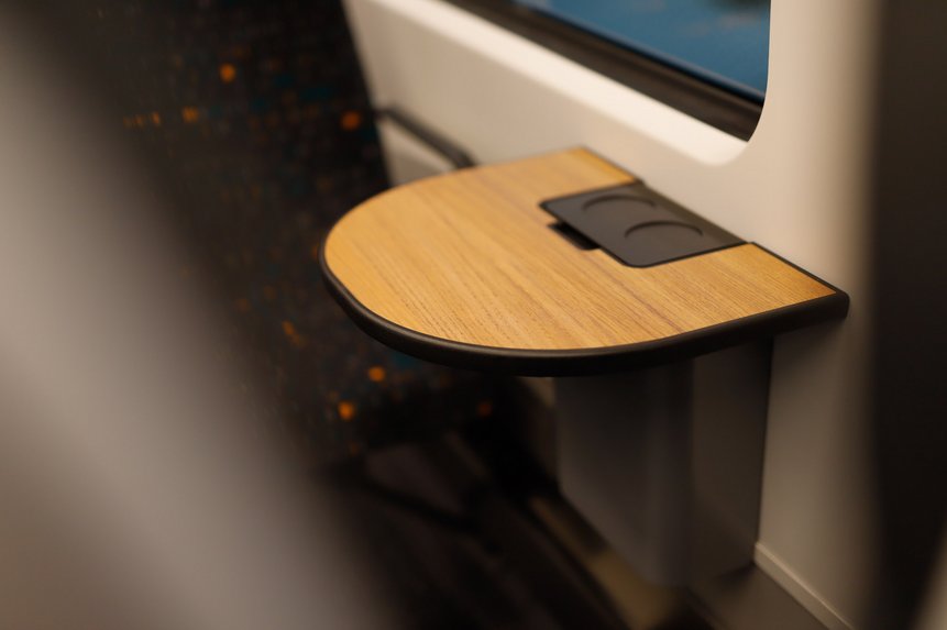 Das Foto zeigt einen kleinen Tisch mit Getränkeabstellfläche in einem Desiro HC-Zug.