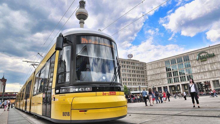 BVG Flexity Straßenbahn auf dem Alexanderplatz