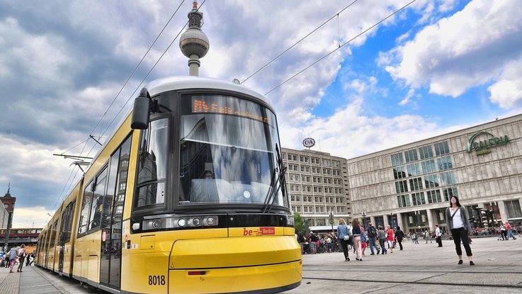 BVG Flexity Straßenbahn auf dem Alexanderplatz