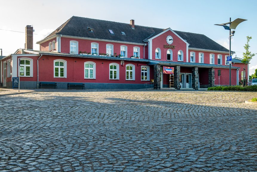 Das Foto zeigt das Gebäude vom Bahnhof Fürstenberg.