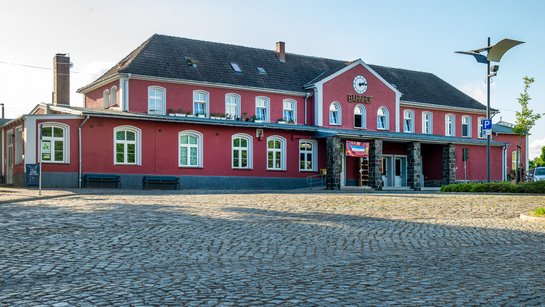 Das Foto zeigt das Gebäude vom Bahnhof Fürstenberg.