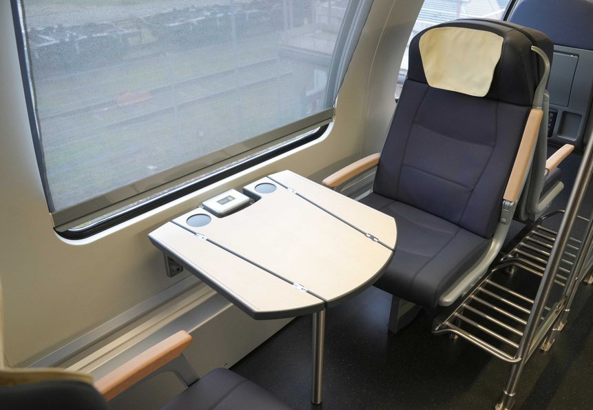 Das Foto zeigt einen Sitzplatz in einem modernisierten Doppelstockwagen.