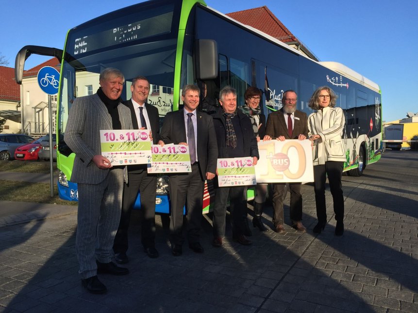 Die Verantwortlichen für den PlusBus Beelitz-Zauche vor einem PlusBus