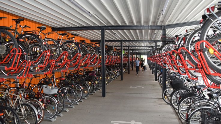 Abstellplätze im Inneren des Fahrradparkhauses Oranienburg.