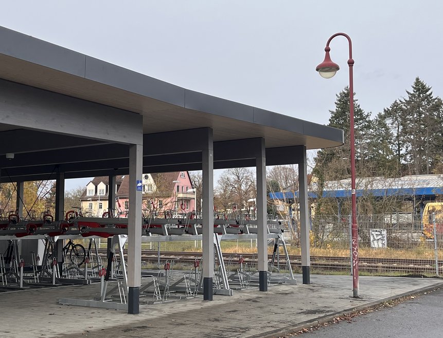 Fahrradabstellanlage im VBB-RadPark Neuenhagen bei Berlin Überdachte Fahrradabstellanlage im VBB-RadPark Neuenhagen bei Berlin