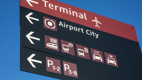 Fahrgastinformationsanzeiger am Flughafen BER.