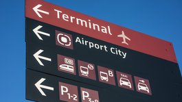 Fahrgastinformationsanzeiger am Flughafen BER.