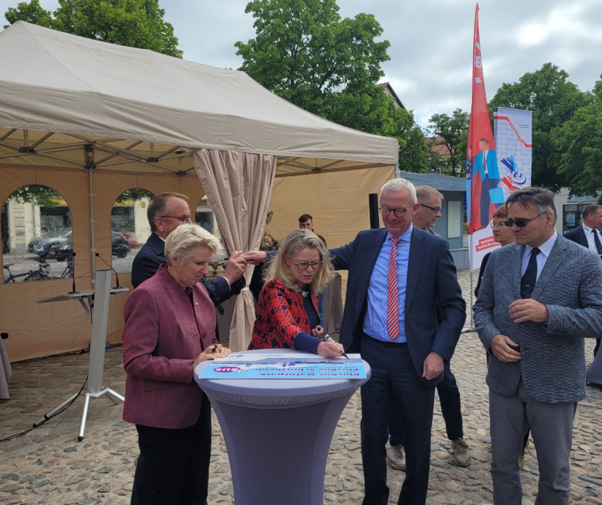 Eröffnung zwei neuer PlusBus-Linien im Landkreis Uckermark und Barnim auf dem Marktplatz in Templin