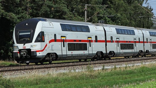 Das Foto zeigt einen Zug der Bauart Intercity 2.