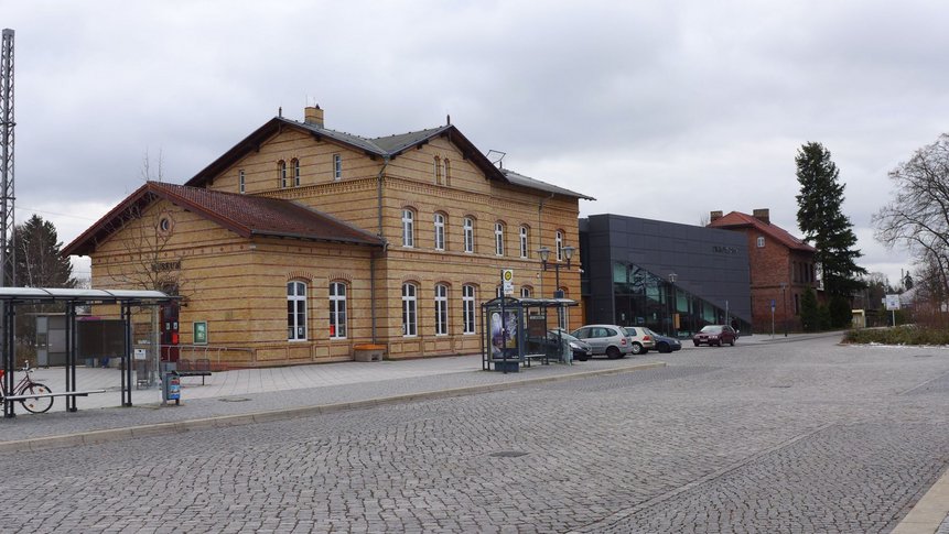 Das Empfangsgebäude des Bahnhofs Ludwigsfelde nach der Sanierung.