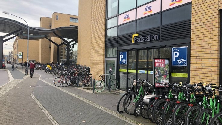 Das Fahrradparkhaus Potsdam von außen.