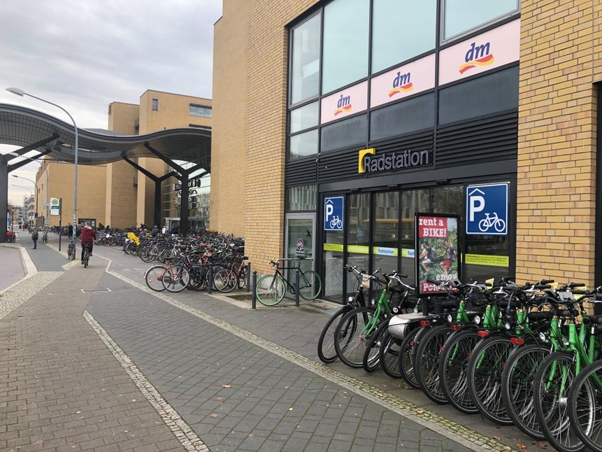 Das Fahrradparkhaus Potsdam von außen.