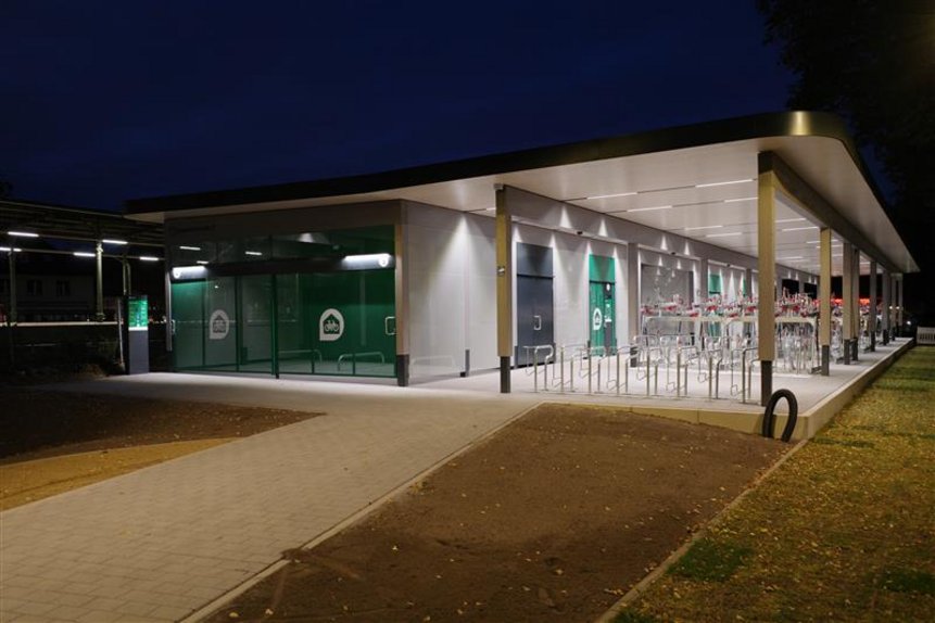 Beleuchteter VBB-RadPark in Eichwalde