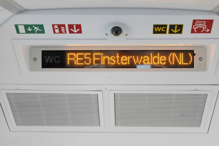 Das Foto zeigt die neue vergrößerte Stationsanzeige in einem modernisierten Doppelstockwagen.