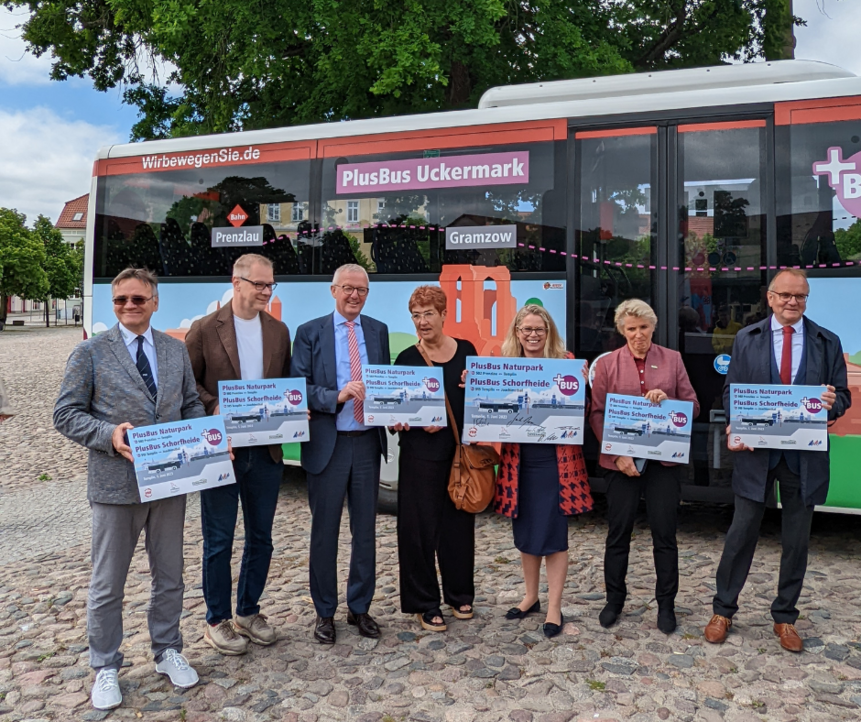 PlusBus-Eröffnung im Landkreis Uckermark und Barnim auf dem Marktplatz in Templin