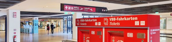VBB-Ticketautomaten auf ÖPNV-Ankunftsebene am Flughafen BER.