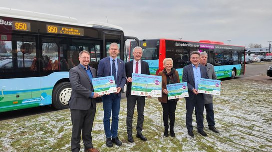 v.l.n.r. Daniel Kunath (mobus), Clemens Wolter (stellv. Bürgermeister Erkner), Minister Guido Beermannn, Gundula Teltewskaja (LK Oder Spree), Jürgen Roß (VBB), Gernot Schmidt (Landrat MOL) vor dem neuen PlusBus