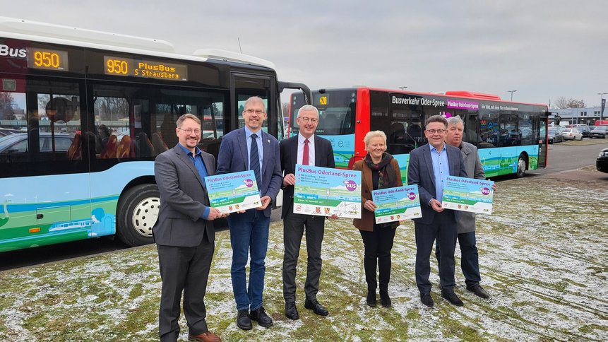 v.l.n.r. Daniel Kunath (mobus), Clemens Wolter (stellv. Bürgermeister Erkner), Minister Guido Beermannn, Gundula Teltewskaja (LK Oder Spree), Jürgen Roß (VBB), Gernot Schmidt (Landrat MOL) vor dem neuen PlusBus