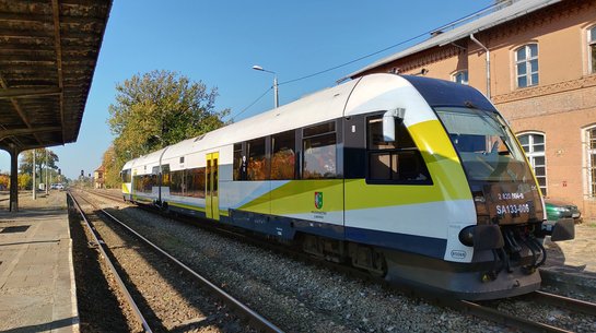 Das Foto zeigt einen Triebzug der Baureihe PESA 218M am Bahnhof Krosno Odrzańskie
