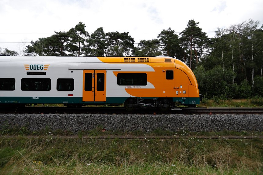 Das Foto zeigt den Desiro HC der ODEG von der Seite aus betrachtet.