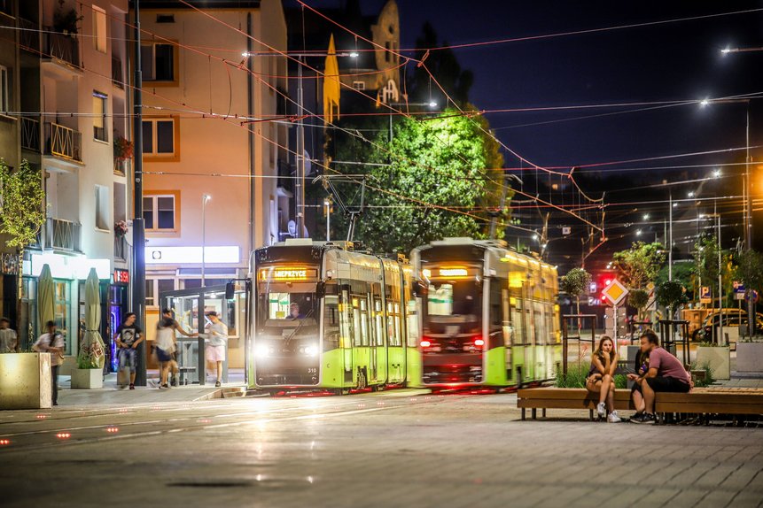 Straßenbahnen im Stadtzentrum am Abend