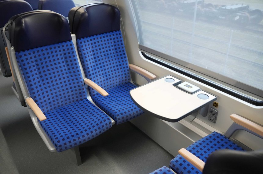 Das Foto zeigt eine Sitzgruppe in der 2. Wagenklasse eines modernisierten Doppelstockwagens.