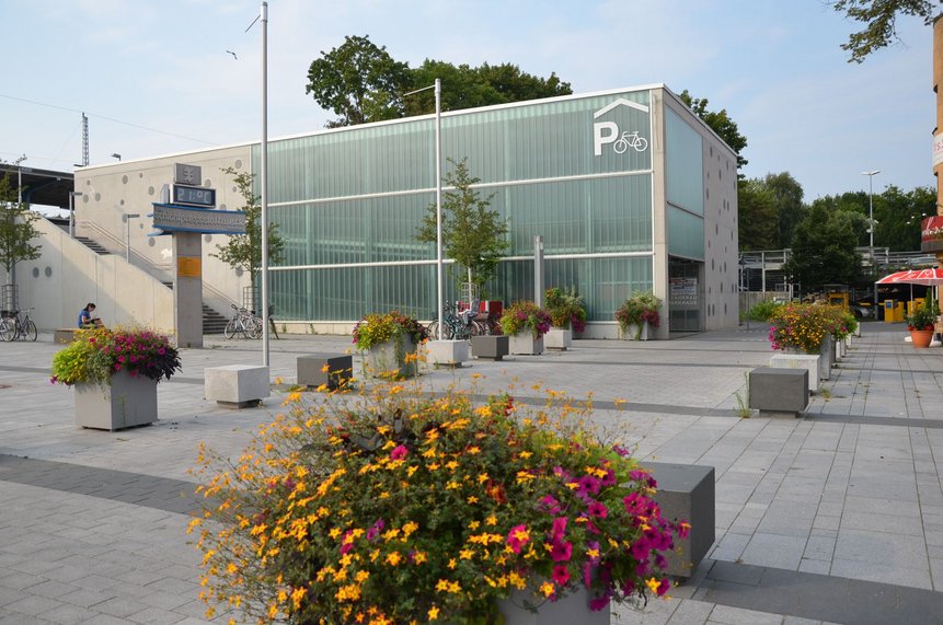 Das 2014 in Betrieb genommen Fahrradparkhaus am Bahnhof Bernau.