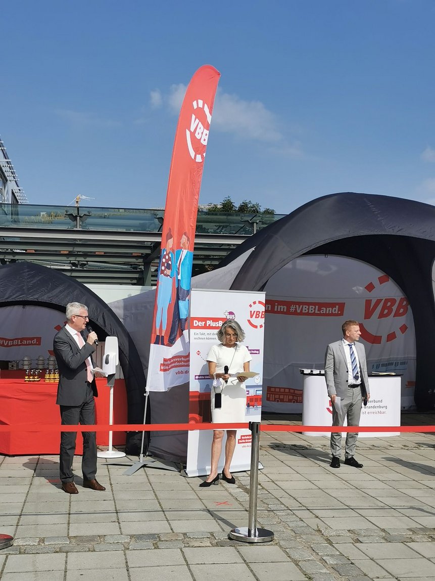 Guido Beermann, Verkehrsminister des Landes Brandenburg, Susanne Henckel, Geschäftsführerin des VBB und Siegfried Richter, Geschäftsführer RVS beantworten Fragen bei der Einweihung des PlusBus Airport-Region.