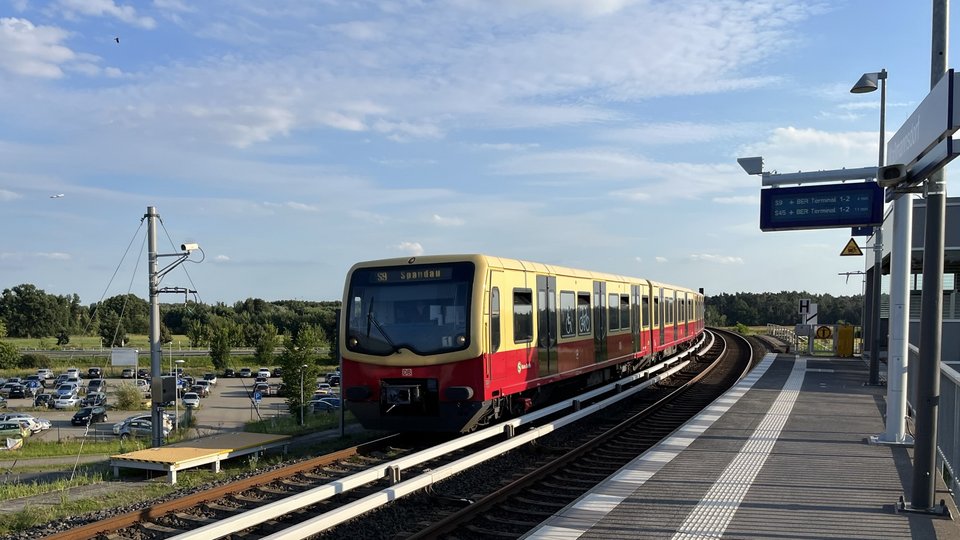 Blick auf eine S9 Richtung Spandau vorbeifahrend am Bahnhof Waßmannsdorf