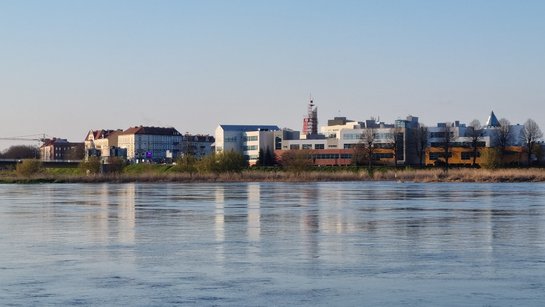 Die Stadt Słubice im Hintergrund, fotografiert vom deutschen Ufer des Flusses Oder in Frankfurt an der Oder