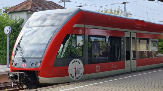 Ein Kulturzug der am Bahnhof steht