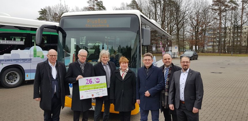 Die Verantwortlichen des PlusBus Märkisch-Oderland vor einem PlusBus bei der Einweihung.